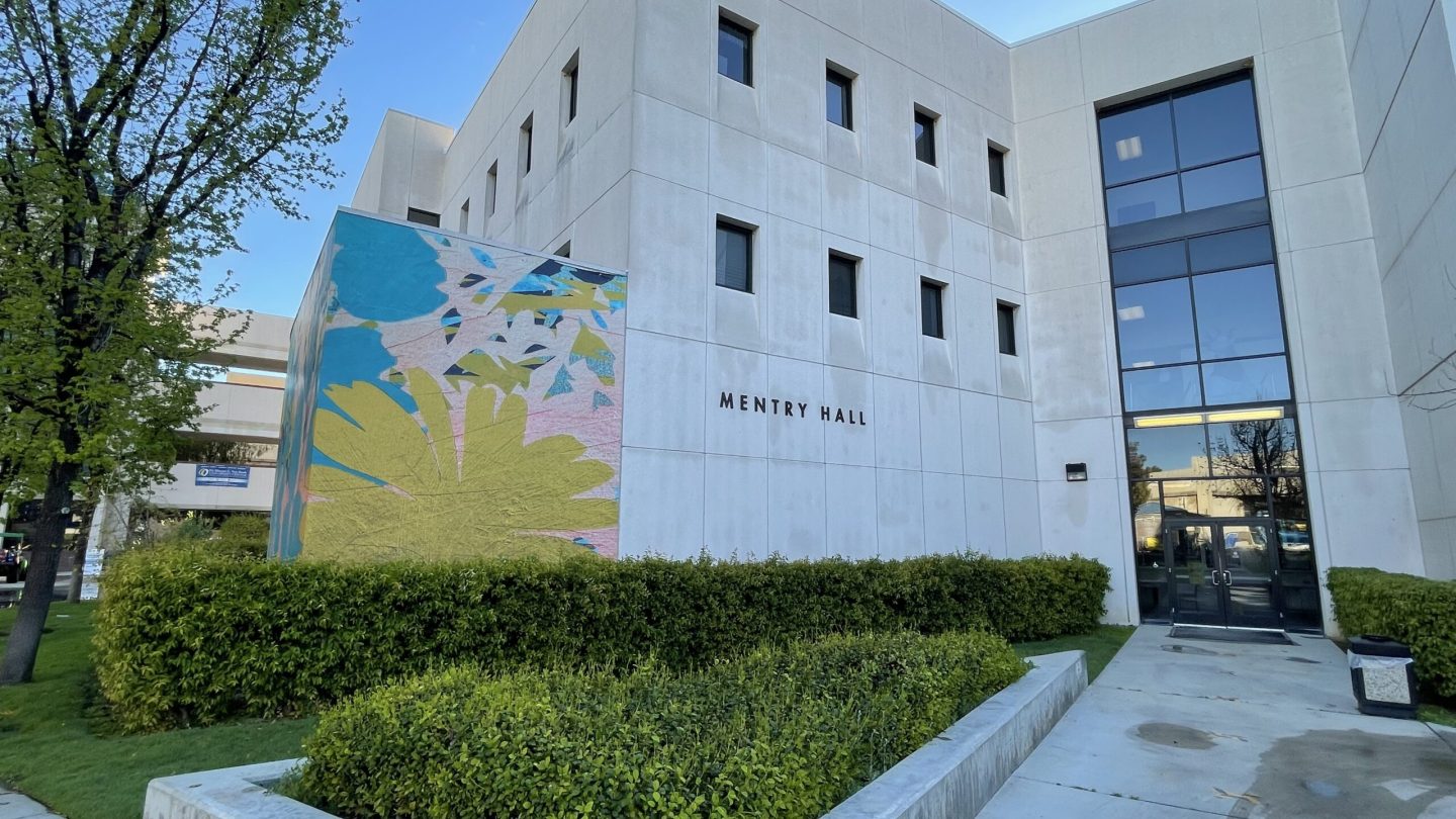 The benefits and drawbacks of two year community college compared to a four year university